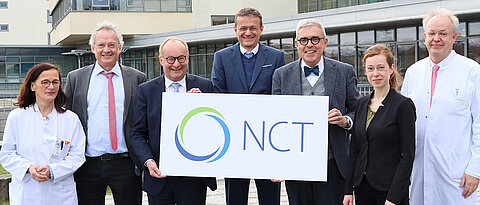 Freude in der Universitätsmedizin Würzburg über die offizielle Ernennung zum „NCT WERA“. Hermann Einsele (3.v.l.) gemeinsam mit Jens Maschmann (4.v.l.), Matthias Frosch (3.v.r.) und einem Teil des Würzburger-Wissenschaftsteams, das bei dem Antrag intensiv mitgearbeitet hat. 