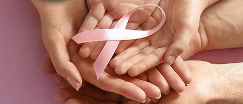 Die Rosa Schleife ist ein internationales Symbol, das Solidarität mit Frauen zum Ausdruck bringt, die an Brustkrebs erkrankt sind oder ein besonders großes Risiko für eine Brustkrebserkrankung haben.