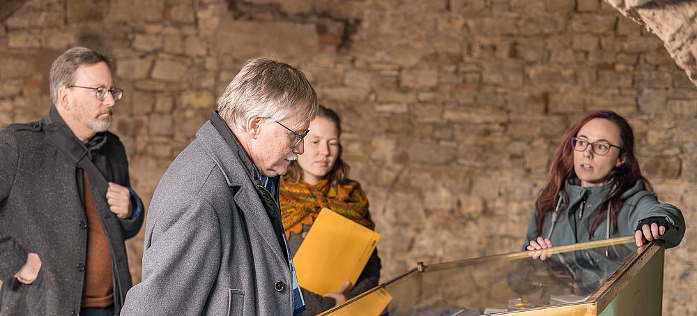 Dr. Uwe Klug und das Museumsteam auf der Baustelle im Keller.