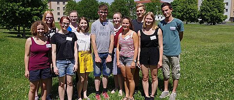 Theo von den Eisinger Werkstätten (Mitte) gestaltet als Tutor ein Seminar der Sonderpädagogik mit. (Foto: Annette Popp) 