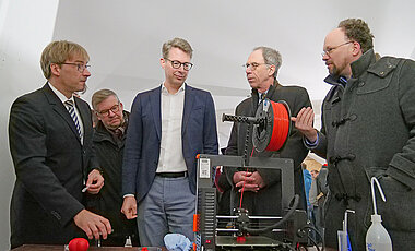 Professor Jürgen Groll (l.) erklärt das 3D-Druckverfahren, mit dem Herzpflaster hergestellt werden. 