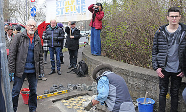 Während die Gedenkfeier lief, wurden die Stolpersteine verlegt.