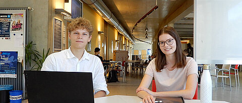 Leonie Schafferhans und John von Dijk im Informatikgebäude der Uni Würzburg.