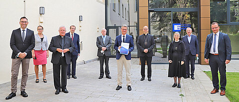Diese kleine Runde besichtigte beim Besuch von Minister Bernd Sibler die neuen Räume der Katholisch-Theologischen Fakultät.