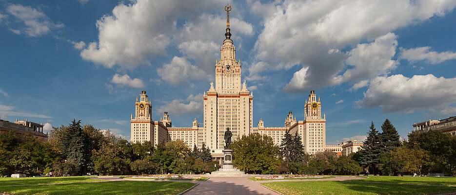 Hauptgebäude der Lomonossow-Universität in Moskau. Von Dmitry A. Mottl [<a href="https://creativecommons.org/licenses/by-sa/3.0">CC BY-SA 3.0</a>], <a href="https://commons.wikimedia.org/wiki/File:Moscow_State_University.jpg">from Wikimedia Commons</a>