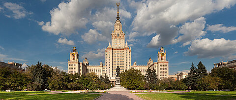 Hauptgebäude der Lomonossow-Universität in Moskau. Von Dmitry A. Mottl [<a href="https://creativecommons.org/licenses/by-sa/3.0">CC BY-SA 3.0</a>], <a href="https://commons.wikimedia.org/wiki/File:Moscow_State_University.jpg">from Wikimedia Commons</a>