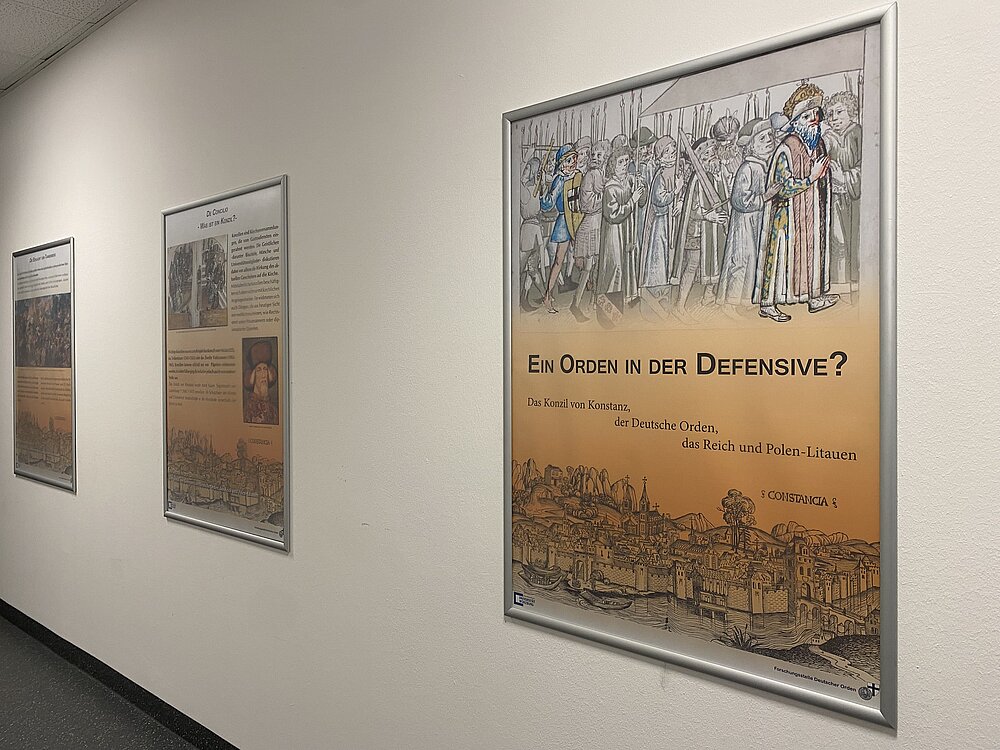 Das Bild zeigt drei Plakate, die Teil der Ausstellung von 2018 zum Thema Deutscher Orden auf dem Konzil von Konstanz.