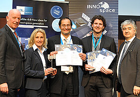 Awards ceremony in Berlin: Professor Sergio Montenegro (centre) and Tobias Mikschl with Wolfgang Scheremet from the Federal Ministry for Economic Affairs (right) and Gerd Gruppe and Franziska Zeitler, both from the DLR Space Administration.
