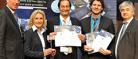 Awards ceremony in Berlin: Professor Sergio Montenegro (centre) and Tobias Mikschl with Wolfgang Scheremet from the Federal Ministry for Economic Affairs (right) and Gerd Gruppe and Franziska Zeitler, both from the DLR Space Administration.