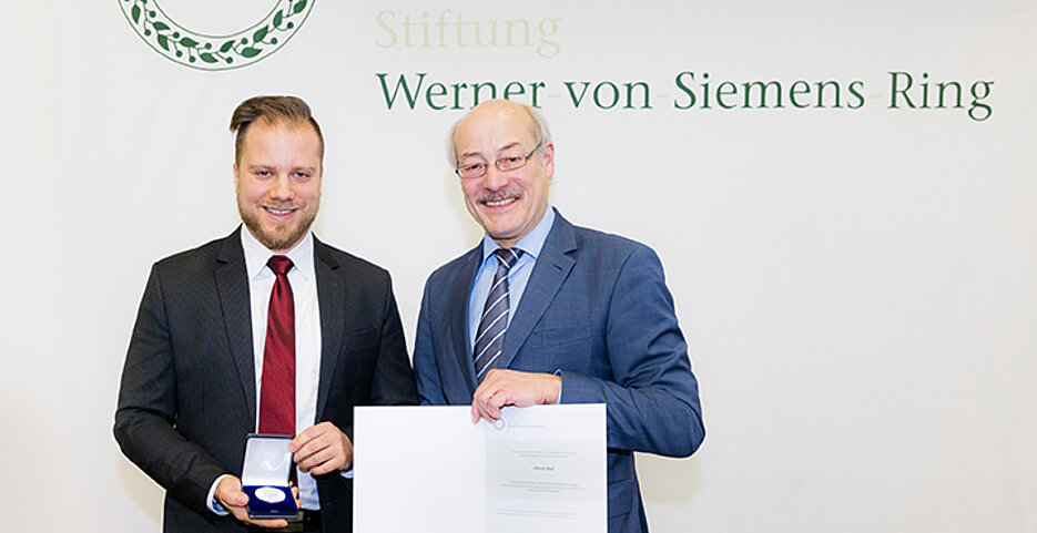 Der Würzburger Doktorand Oliver Ruf erhielt seine Auszeichnung von Joachim Ullrich, dem Vorsitzende des Stiftungsrates der Stiftung Werner von Siemens Ring.