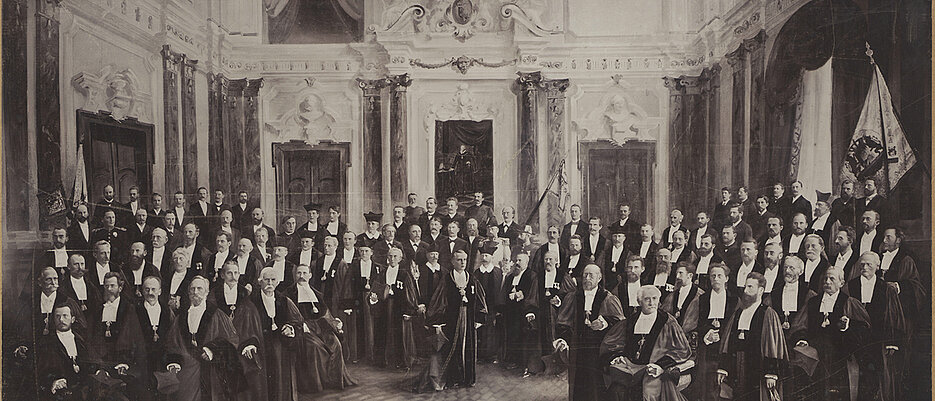 Gruppenfoto vom Stiftungsfest 1897 im Audimax der Uni am Sanderring. 