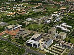 Luftbild vom Hubland-Campus aus dem Jahr 2012. Am Chemiezentrum stehen bereits die Neubauten für die Pharmazie und Lebensmittelchemie sowie für die Organische Chemie. (Foto: Gerhard Launer)