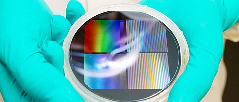 The group produces the crystals themselves in the clean room and installs them in so-called III-V photonics platforms (see image).