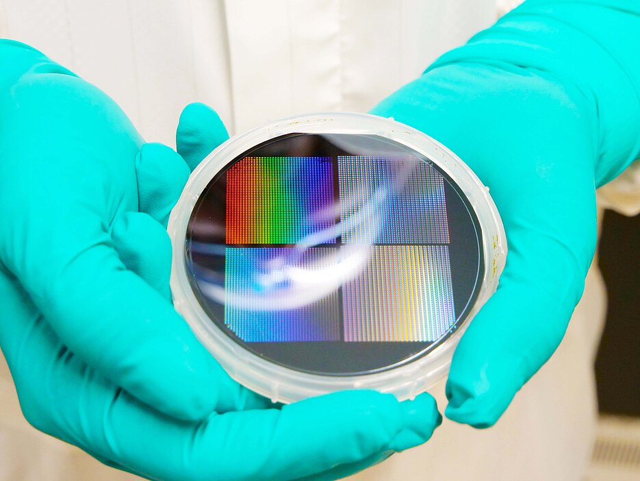 Im Reinraum stellt die Gruppe die Kristalle selbst her und baut diese in sogenannten III‑V‑Photonik-Plattformen (siehe Bild) ein.