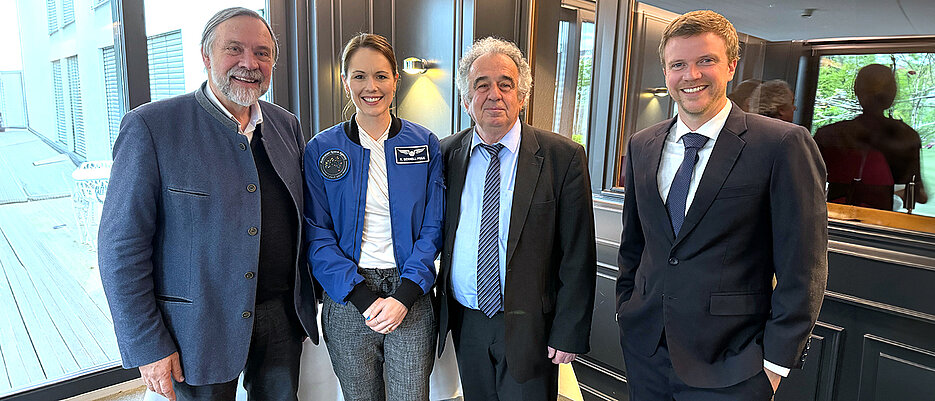 V.l.n.r.: Professor Klaus Schilling, Katherine Bennell-Pegg, IfR-Präsident Dr. Fritz Merkle und Campbell Pegg (Ehemann der Astronautin).