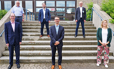 Nach dem Abschluss der ersten Impfrunde bedankte sich Unipräsident Paul Pauli (v.l.) bei allen, die das Impfangebot möglich gemacht hatten. Hintere Reihe (v.l.): Klaus Hahn, stellvertretender Leiter des Servicezentrums Technischer Betrieb der JMU, Dr. Anagnostis Valotis, Leiter der Stabsstelle Arbeits-, Gesundheits-, Tier- und Umweltschutz der JMU und Koordinator des Impfprogramms, Dr. Gerhard Schwarzmann, Ärztlicher Koordinator des Impfzentrums am UKW. Vorne: Matthias Funken, Leiter des Rechenzentrums der JMU und Julia Weimert, administrative Koordinatorin des Projekts auf Seiten des Uniklinikums. Nach dem Abschluss der ersten Impfrunde bedankte sich Unipräsident Paul Pauli (v.l.) bei allen, die das Impfangebot möglich gemacht hatten. Hintere Reihe (v.l.): Klaus Hahn, stellvertretender Leiter des Servicezentrums Technischer Betrieb der JMU, Dr. Anagnostis Valotis, Leiter der Stabsstelle Arbeits-, Gesundheits-, Tier- und Umweltschutz der JMU und Koordinator des Impfprogramms, Dr. Gerhard Schwarzmann, Ärztlicher Koordinator des Impfzentrums am UKW. Vorne: Matthias Funken, Leiter des Rechenzentrums der JMU und Julia Weimert, administrative Koordinatorin des Projekts auf Seiten des Uniklinikums.