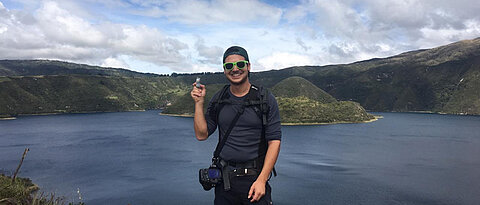 Christohper Langmann posiert für ein Foto bei seinem PRaktikumsplatz in Ecuador.