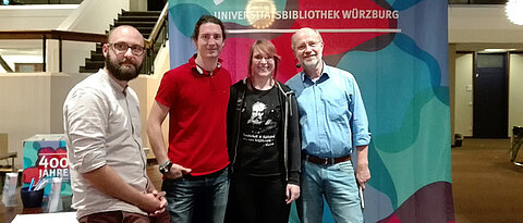 Harald Lesch (r) mit seinen ehemaligen Studierenden Roman Zitlau, Florian Selig und Judith Selig (v.l.n.r.).