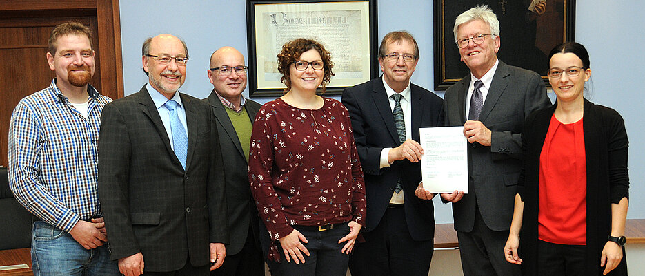 Teilnehmerinnen und Teilnehmer der Vertragsunterzeichnung (v.l.): Studienrat Carsten Bundschuh, stellv. Schulleiter Jörgen Mann, Dr. Matthias Erhardt, Kathrin Schaade (Studienberatung, uni@school), Alfred Forchel, Wilhelm Ehrenfried und Studienrätin Bettina Kraft.