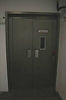 Geschlossener Aufzug Außen