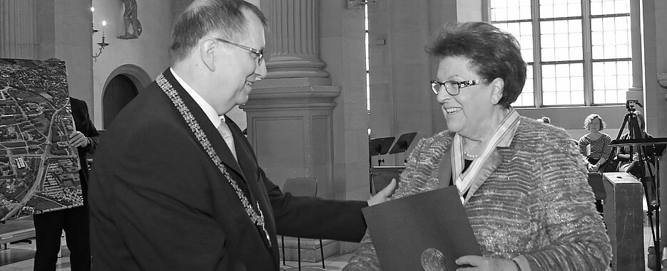 Der frühere Universitätspräsident Alfred Forchel gratuliert Barbara Stamm nach der Verleihung der Ehrensenatorwürde im Jahr 2019.