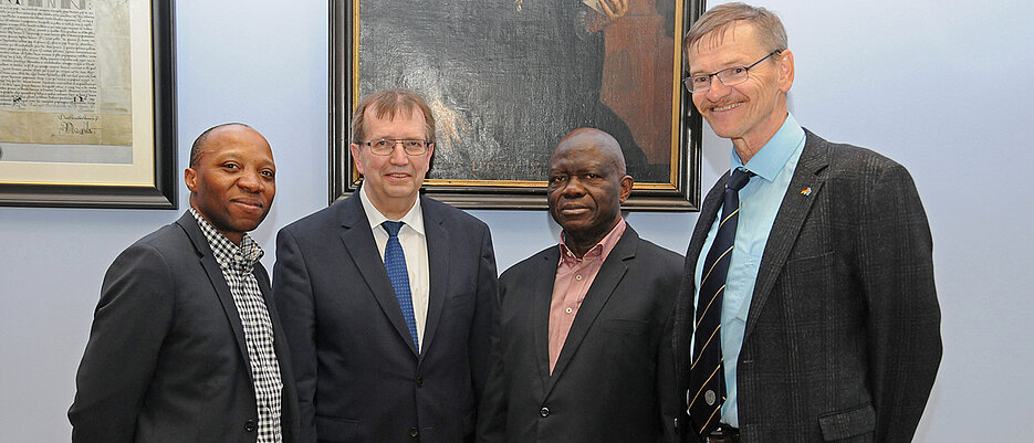 Im Senatssaal der Uni: Dr. Claude Lukusa, Präsident Alfred Forchel, Rektor Alexis Mpoyi, Fördervereins- und BEBUC-Vorsitzender Gerhard Bringmann. (Foto: R. Emmerich)