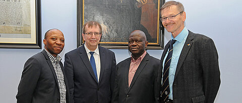 Im Senatssaal der Uni: Dr. Claude Lukusa, Präsident Alfred Forchel, Rektor Alexis Mpoyi, Fördervereins- und BEBUC-Vorsitzender Gerhard Bringmann. (Foto: R. Emmerich)