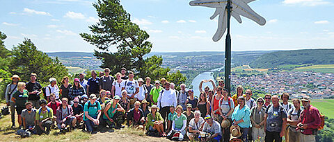 Alpin- und Staudengärtner auf Exkursion am „Edelweiß" im Naturschutzgebiet Grainberg-Kalbenstein bei Gambach. (Foto: Gerd Vogg)