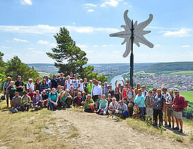 Alpin- und Staudengärtner auf Exkursion am „Edelweiß" im Naturschutzgebiet Grainberg-Kalbenstein bei Gambach. (Foto: Gerd Vogg)