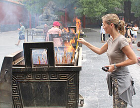 Kathrin Krause-Harder bei einem Tempelbesuch in China. (Foto: privat)