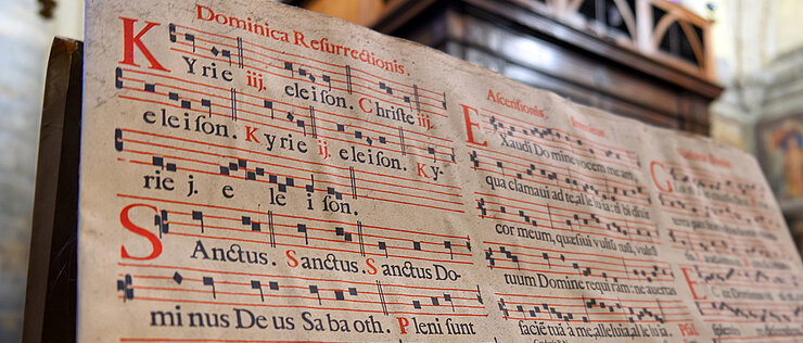 Gregorianische Choräle waren lateinische Gesänge, die als unveränderliches „Wort Gottes“ galten. Mit Tropen ergänzten Prediger die Choräle auf kreative Weise.