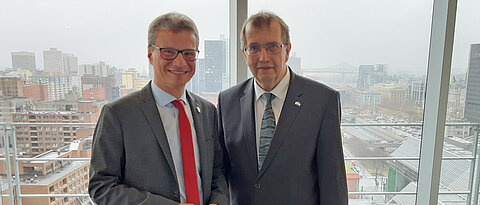 Wissenschaftsminister Bernd Sibler mit Universitätspräsident Alfred Forchel auf der Delegationsreise.