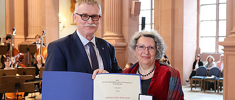 Adelgunde Wolpert wurde mit der Julius-Maximilians-Verdienstmedaille geehrt. Die Laudatio hielt Kanzler Uwe Klug.