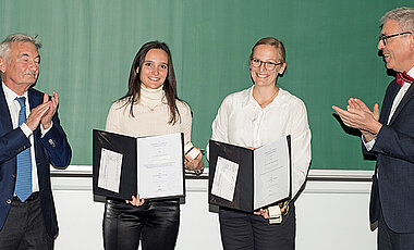 Der Wollheim-Preis ging an Carmina Fuß (2.v.l.) und Theresa Brand. Links Georg Ertl, rechts Dekan) Matthias Frosch.