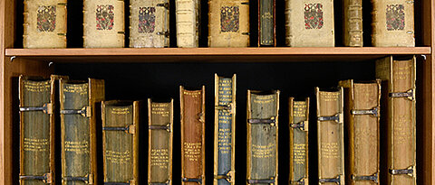 Einige Bände aus Julius Echters Hofbibliothek. (Foto: Universitätsbibliothek Würzburg)