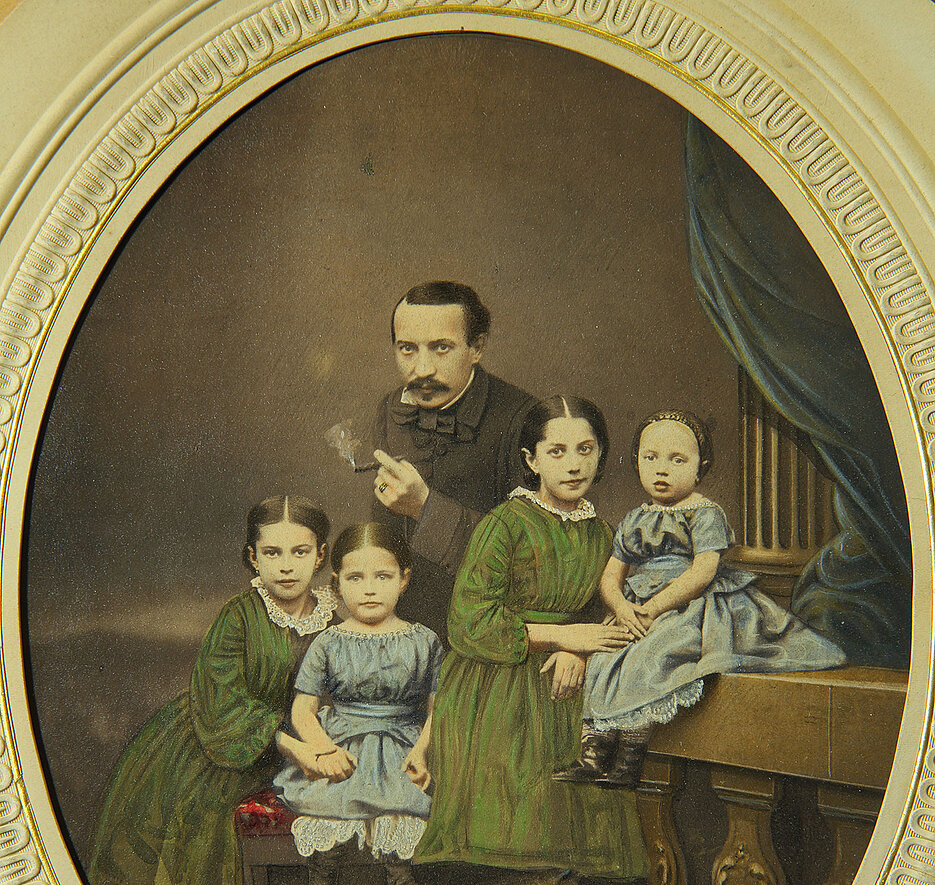 Der Fotopionier Carl Albert Dauthendey mit seinen vier Töchtern.