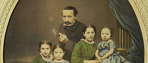 Der Fotopionier Carl Albert Dauthendey mit seinen vier Töchtern.
