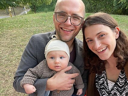 Felix Götz mit seiner Frau_ Psychologie Alumna und zukünftigem Alumnus Baby Gerion