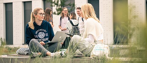 Studierende der Universität Würzburg lernen zusammen.