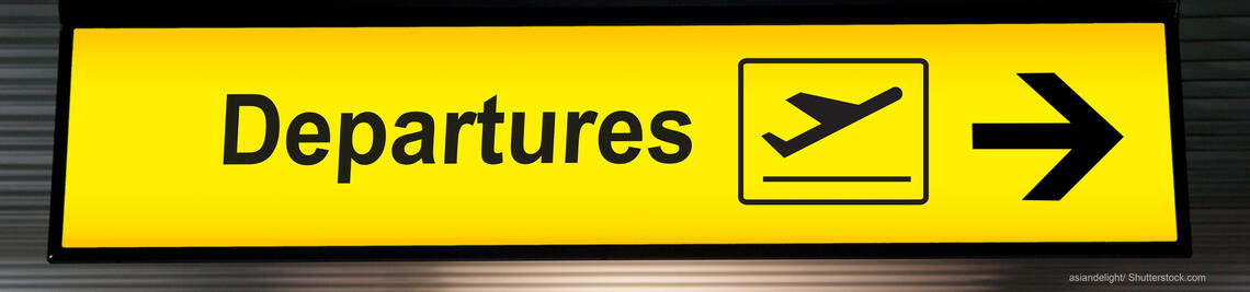 Gelbes Schild am Flughaften "Departures"