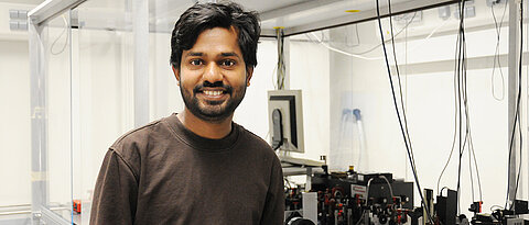 Vishnu Krishnan forscht in den Laser-Laboren der Arbeitsgruppe von Tobias Brixner an Nanokristallen.