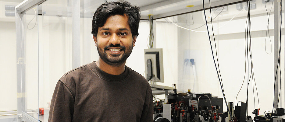 Vishnu Krishnan is conducting research on nanocrystals in the laser laboratories of Tobias Brixner's research group.