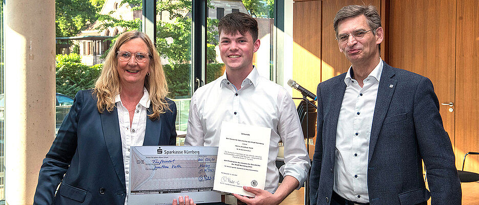 Preisträger Jonathan Vieth mit Professorin Charlotte Bühl-Gramer und Professor Georg Seiderer, beides Mitglieder der Jury des Förderpreises.