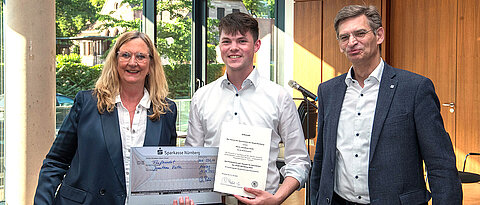 Preisträger Jonathan Vieth mit Professorin Charlotte Bühl-Gramer und Professor Georg Seiderer, beides Mitglieder der Jury des Förderpreises.