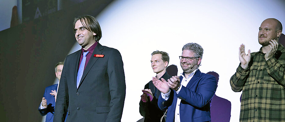 Daniel Kulesz (vorn), Informatiker an der FHWS, belegte beim diesjährigen Science Slam den 1. Platz. 