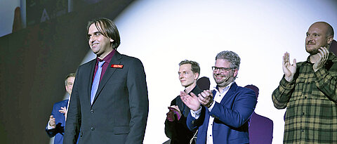 Daniel Kulesz (vorn), Informatiker an der FHWS, belegte beim diesjährigen Science Slam den 1. Platz. 
