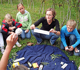 Lehramtsstudentin Martina Lilge bei der Arbeit mit Schülern.