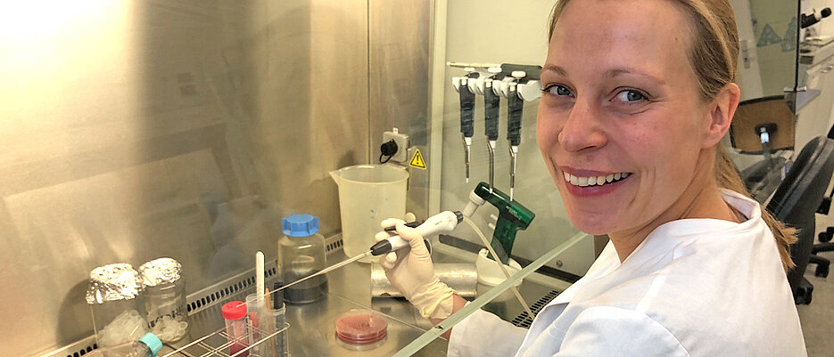 Christine Lehmann an ihrem Arbeitsplatz im Bernhard-Nocht-Institut für Tropenmedizin.