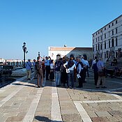 Stadtrundgang der Tagungsteilnehmer. Vorplatz der Kirche S. Maria della Salute - hier befand sich früher das Deutsche Haus.