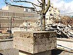Im Vordergrund der Grundstein vom 11. Mai 1965; im Hintergrund die Reste der Organischen Chemie - des ersten Gebäudes, das am Hubland-Campus Süd fertiggestellt worden war. Foto: Gunnar Bartsch